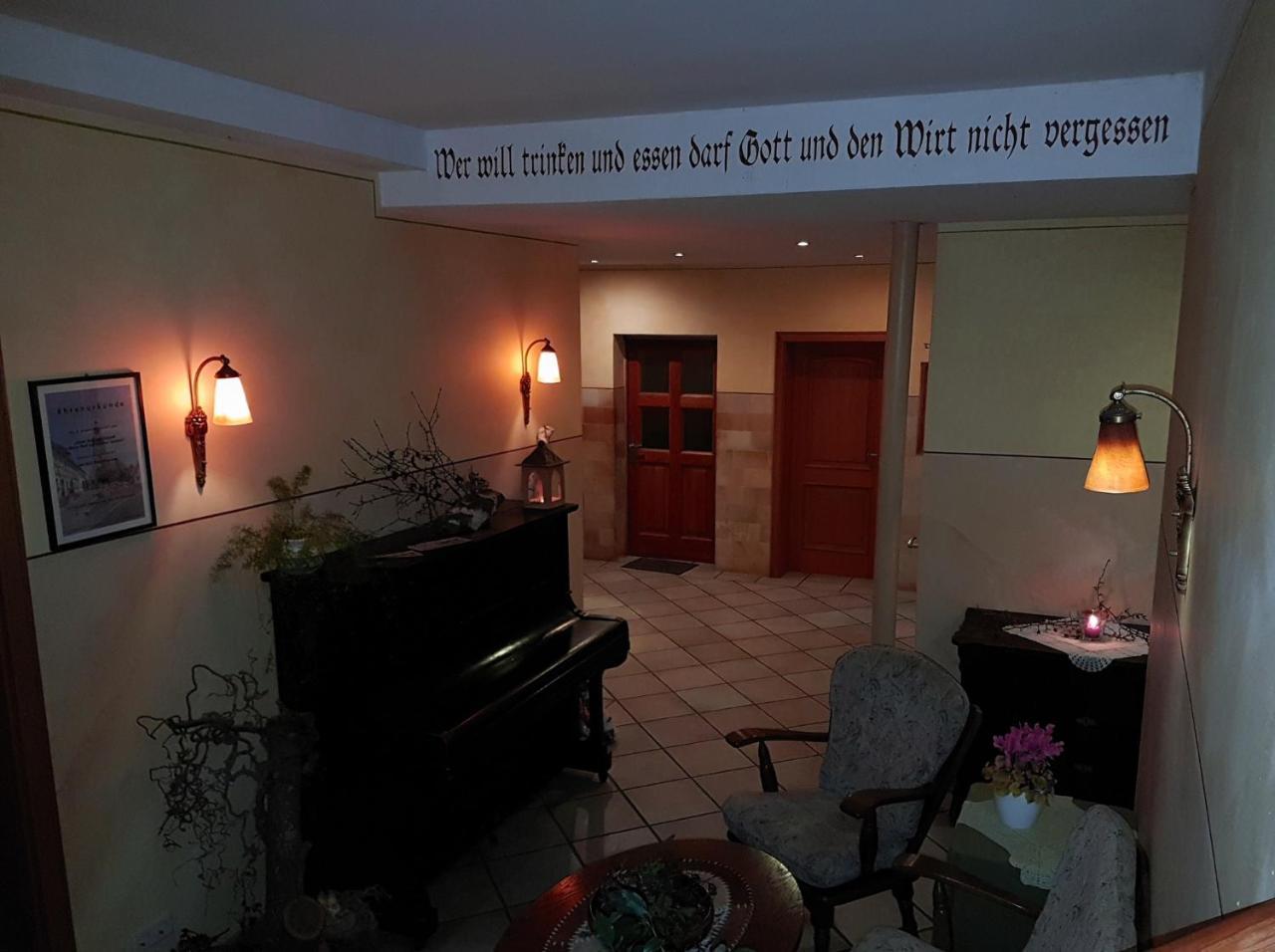 Landgasthof "Zur Linde" Irmelshausen エクステリア 写真